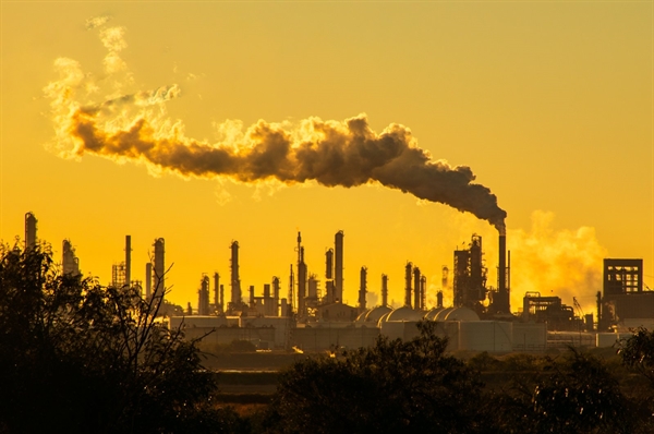 Nguồn phát thải khí nhà kính lớn nhất ở Mỹ là từ việc đốt nhiên liệu hóa thạch để sản xuất điện. Ảnh: Daily Sabah.