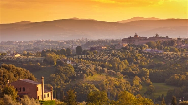 Khung cảnh hoàng hôn của những ngôi làng nông thôn ở Siena, Ý. Ảnh: CNBC.