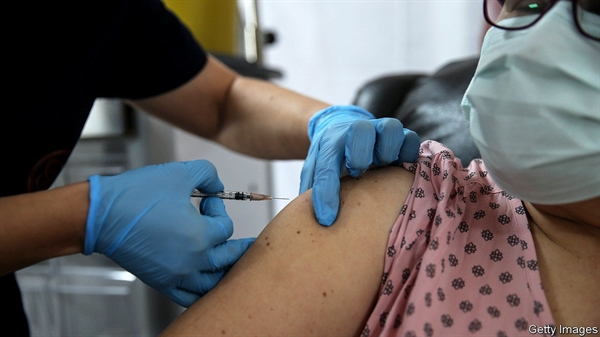 Vaccine của Pfizer và BioNTech là khởi đầu cho sự kết thúc của đại dịch. Ảnh: The Economist.