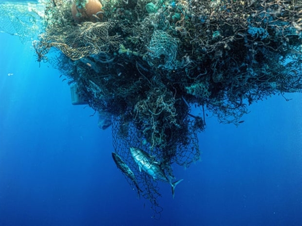 Một quả cầu khổng lồ gồm những tấm lưới cũ và rác thải nhựa ở vùng hội tụ cận nhiệt đới Bắc Thái Bình Dương - được biết đến với cái tên “Giỏ rác lớn ở Thái Bình Dương”. Ảnh: Ocean Voyages Institute.