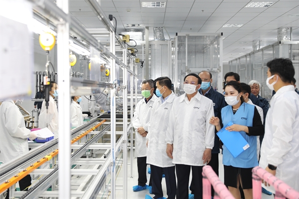 Leaders of Quang Ninh Province visit Foxconn plant. 