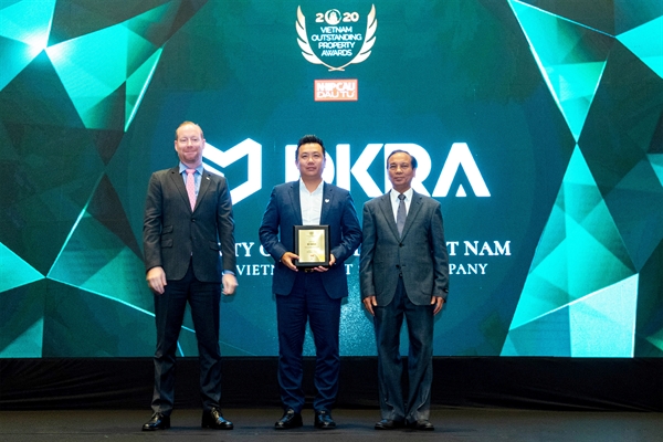 Ông Phạm Lâm - CEO DKRA Vietnam (đứng giữa) vinh dự đón nhận danh hiệu “Nhà phân phối Bất động sản tiêu biểu” tại Lễ vinh danh Bất động sản tiêu biểu Việt Nam 2020.