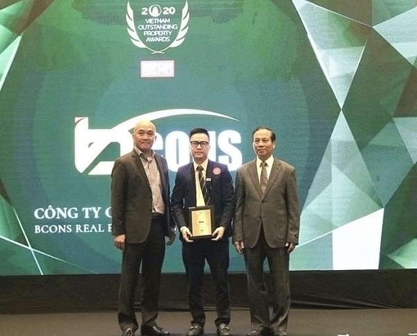 Ông Đỗ Thanh Bình, Phó Chủ tịch HĐQT Tập đoàn Bcons nhận giải Nhà phát triển Khu đô thị tiêu biểu.