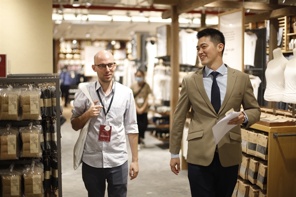 Tetsuya Nagaiwa, CEO of MUJI Vietnam, is seen while talking to a journalist at the opening ceremony. Photo: MUJI   