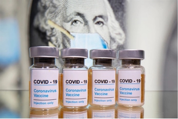 Những loại vaccine COVID-19 đầu tiên có thể được tiêm cho những nhóm người dễ bị tổn thương nhất vào giữa tháng 12. Ảnh: Reuters.