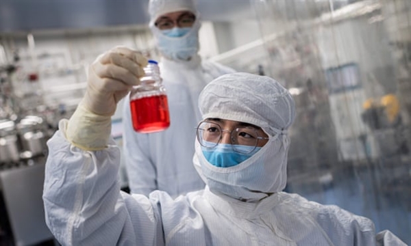 Các nhà nghiên cứu vaccine làm việc tại Sinovac. Ảnh: AFP.