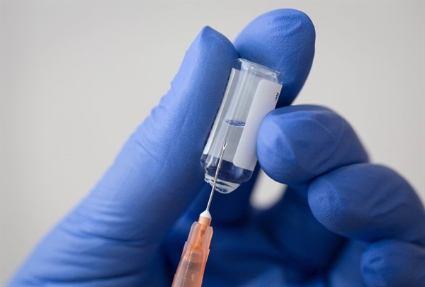 Cơ quan quản lý cũng đã trì hoãn việc đánh giá vaccine Moderna của đối thủ cho đến ngày 12.1. Cả 2 mũi tiêm đều được EMA đánh giá vào ngày 22.12. Ảnh: Bloomberg.