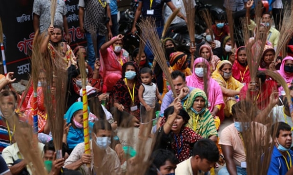 Công nhân may mặc Bangladesh biểu tình để đòi tiền lương. Ảnh: Barcroft Media.