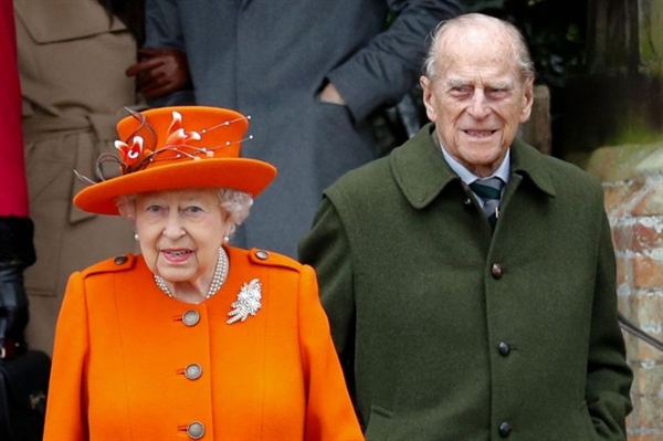 Nữ hoàng Elizabeth và người chồng Hoàng tử Philip đang xếp hàng để đợi vaccine. Ảnh: AFP.