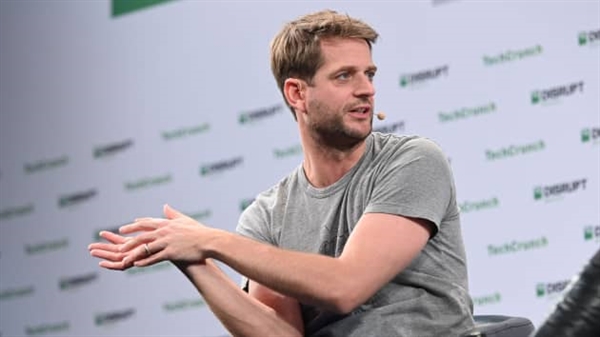 Người đồng sáng lập kiêm Giám đốc điều hành Klarna Sebastian Siemiatkowski phát biểu trên sân khấu tại TechCrunch Disrupt Berlin 2019 vào ngày 11.12 .2019. Ảnh: CNBC.