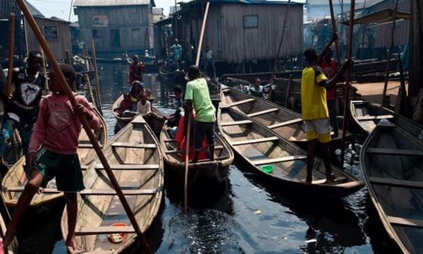 Khu định cư ổ chuột ven sông Makoko ở Nigeria. 67 quốc gia có thu nhập thấp hơn có nguy cơ bị bỏ lại phía sau khi các quốc gia giàu có âm mưu thoát khỏi đại dịch. Ảnh: AFP.