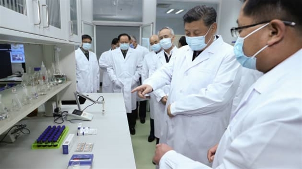 Chủ tịch Trung Quốc Tập Cận Bình tìm hiểu về tiến độ nghiên cứu khoa học về vaccine và kháng thể COVID-19. Ảnh: Tân Hoa Xã.