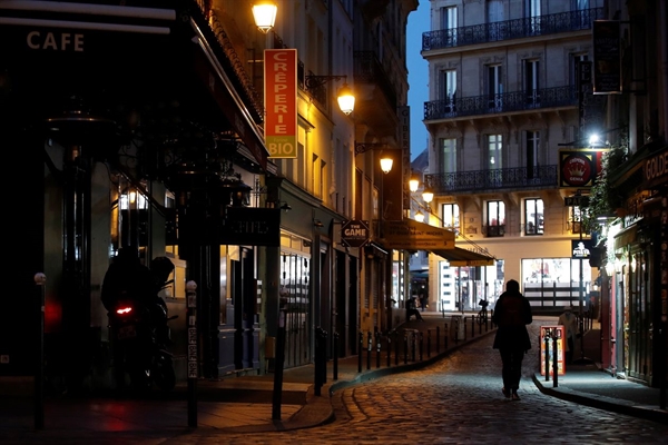Các quán bar và nhà hàng ở Paris đã bị đóng cửa như một phần của lệnh cấm vận toàn quốc gây ảnh hưởng đến nền kinh tế Pháp. Ảnh: Reuters.