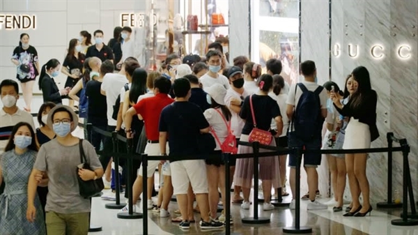 Tỉnh đảo Hải Nam, Trung Quốc đã trở thành thiên đường bán lẻ cho những người mua sắm sau khi các nhà chức trách tăng hơn 3 lần số tiền chi tiêu cho hàng miễn thuế dành cho du khách trong năm nay. Ảnh: AP.