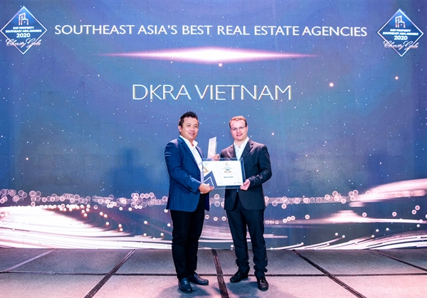 Ông Phạm Lâm, nhà sáng lập, CEO DKRA Vietnam (bên trái) đón nhận giải thưởng “Đơn vị phân phối Bất động sản tốt nhất Đông Nam Á”.