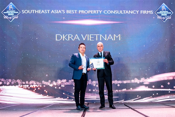 Ông Phạm Lâm, nhà sáng lập, CEO DKRA Vietnam (bên trái) đón nhận giải thưởng “Đơn vị tư vấn phát triển dự án tốt nhất Đông Nam Á”.