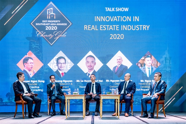 Ông Nguyễn Hoàng, Giám đốc R&D DKRA Vietnam (thứ nhì từ trái sang) tham gia tọa đàm “Innovation in Real Estate Industry 2020” tại buổi lễ.
