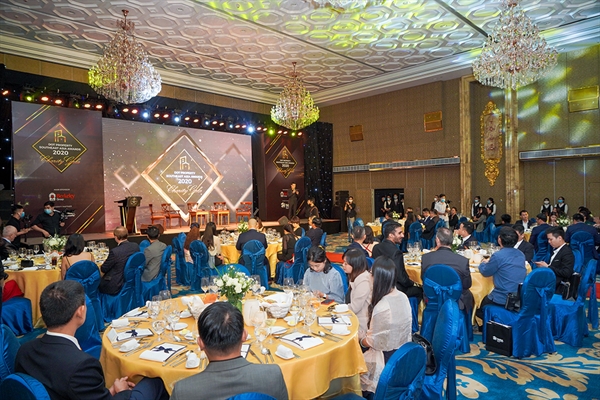 Lễ trao giải Dot Property Southeast Asia Awards 2020 được tổ chức trang trọng với sự góp mặt của ban cố vấn giải thưởng, các chuyên gia và đông đảo quản lý cấp cao từ nhiều doanh nghiệp uy tín hàng đầu.