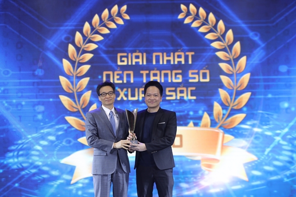 Phó thủ tướng Vũ Đức Đam trao giải nhất nền tảng số xuất sắc nhất cho ông Phạm Kim Hùng, CEO Base.vn.