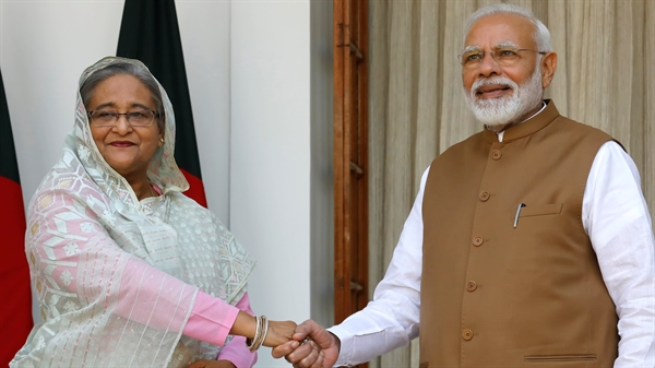 Thủ tướng Bangladesh Sheikh Hasina và Thủ tướng Ấn Độ Narendra Modi. Ấn Độ đang sắp xếp để tiêm chủng cho 300 triệu người vào tháng 8.2021, đồng thời cung cấp dịch vụ tiêm phòng cho các quốc gia lân cận. Ảnh: Reuters.