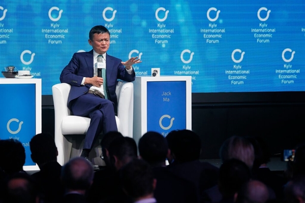 Tỉ phú Jack Ma tại Diễn đàn Kinh tế Quốc tế Kyiv ở Kyiv, Ukraine. Ảnh: EPA.