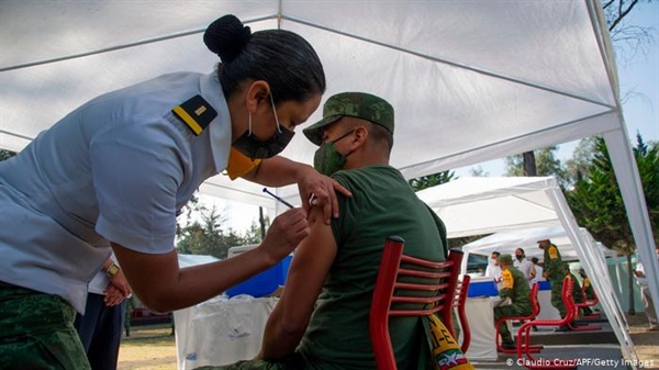 Quân đội Mexico phụ trách điều hành chương trình tiêm chủng, bắt đầu vào 23.12. Ảnh: Deutsche Welle.