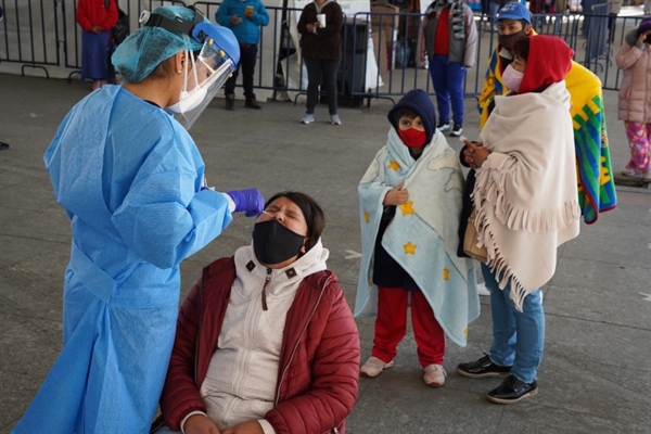 Tuần trước, các gia đình xếp hàng để xét nghiệm COVID-19 tại một trung tâm xét nghiệm ở quận Iztapalapa của Mexico City. Các ca nhiễm đã tăng đột biến ở Mexico City, đây là tâm chấn cho sự lây nhiễm ở Mexico. Ảnh: The Times.