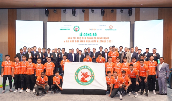 CLB Bóng đá Topenland Bình Định chụp hình lưu niệm cùng các nhà tài trợ và lãnh đạo các cơ quan, ban, ngành tỉnh Bình Định