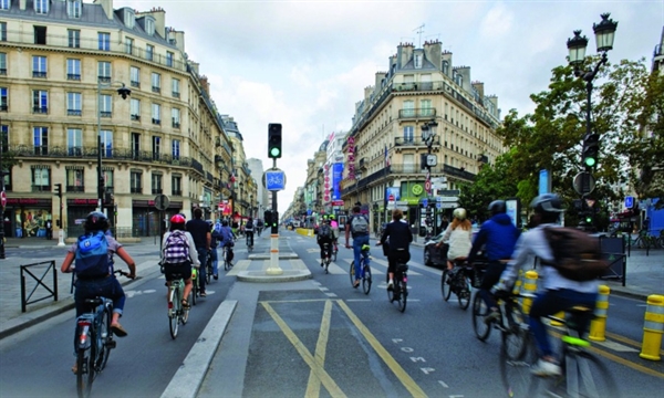 Trong đại dịch, con phố Rue de Rivoli ở Paris đã được chuyển đổi chỉ dành cho xe đạp và xe buýt công cộng. Ảnh: Automotive News.