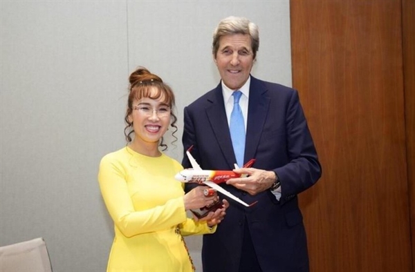 Cựu Ngoại trưởng Mỹ John Kerry trong cuộc gặp thân mật với bà Nguyễn Thị Phương Thảo.