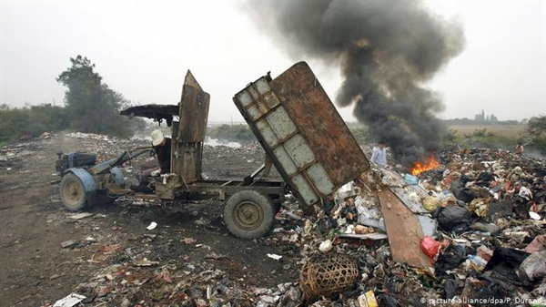 Cả con người và môi trường đều phải hứng chịu những tác động tiêu cực của rác thải điện tử. Ảnh: Deutsche Welle.