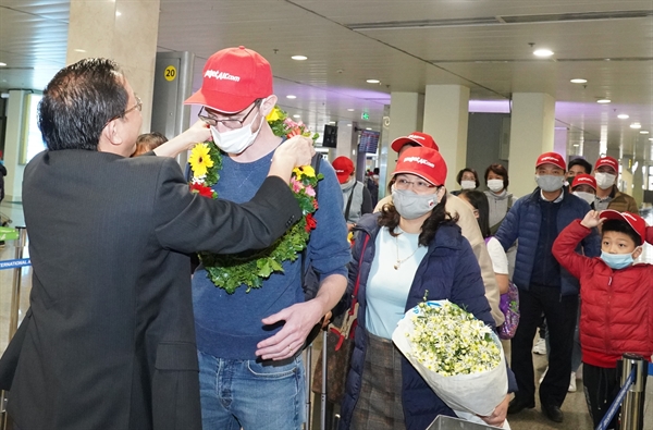 Khoi dau nam moi, “Bay chat” phoi phoi tren chuyen bay may man cung Vietjet