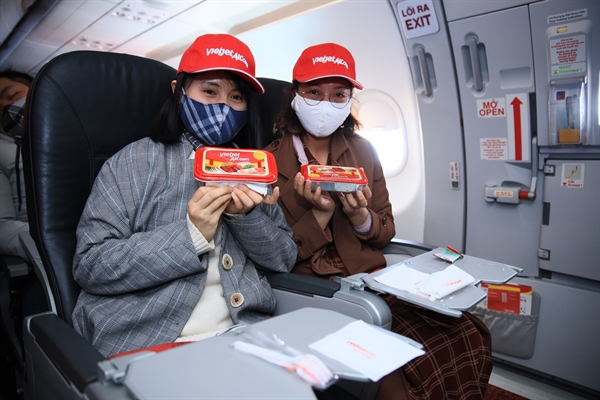 Khoi dau nam moi, “Bay chat” phoi phoi tren chuyen bay may man cung Vietjet