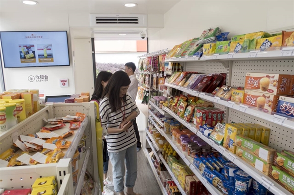 Người mua sắm tại một cửa hàng tiện lợi BingoBox không thu ngân ở Thượng Hải. Các nhà đầu tư mạo hiểm coi những cửa hàng như vậy là một thử nghiệm bán lẻ nóng bỏng. Ảnh: AP.