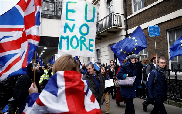 Những người ủng hộ Brexit ăn mừng Anh rời EU ở London, khi những người biểu tình chống Brexit đi theo con đường ngược lại. Ảnh: Reuters.