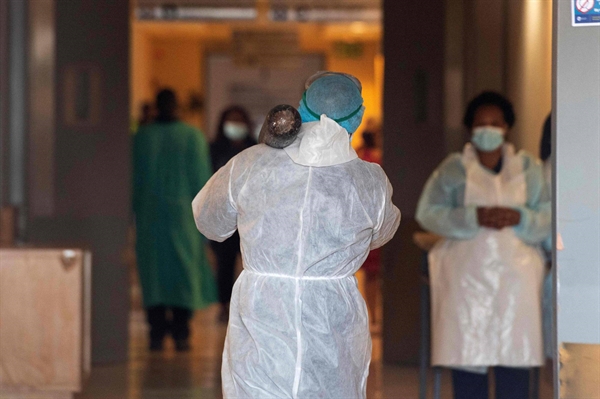 Một nhân viên bệnh viện mặc thiết bị bảo hộ cá nhân làm việc trong bệnh viện ở thành phố cách trung tâm Cape Town, cách Nam Phi khoảng 35km. Chi tiết về biến thể mới được tìm thấy ở Nam Phi chưa rõ ràng và cần nhiều dữ liệu hơn. Ảnh: AFP.