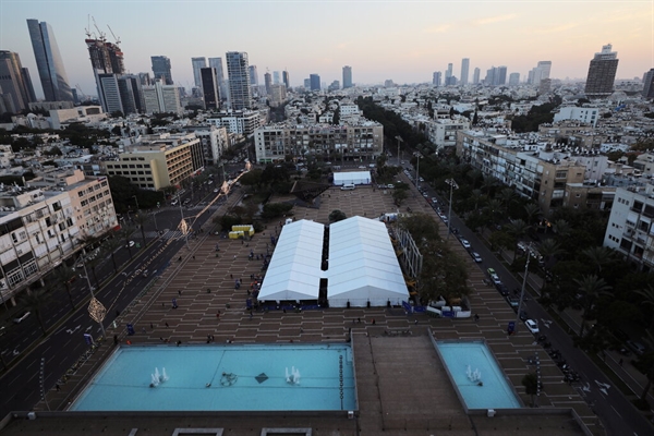 Một trung tâm thử nghiệm và tiêm chủng mới tại Quảng trường Rabin ở Tel Aviv do Tòa thị chính và Trung tâm Y tế Sourasky lập nên. Ảnh: Reuters.