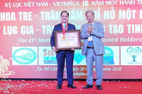Ông Nguyễn Quang Hiển, Phó Tổng Giám đốc Tập Đoàn ADORA (bên trái)  đón nhận văn bằng chứng nhận Kỷ lục Việt Nam cho hệ thống The ADORA.