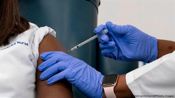Các phản ứng vaccine điển hình thường nhẹ và biến mất sau vài ngày. Ảnh: AFP.
