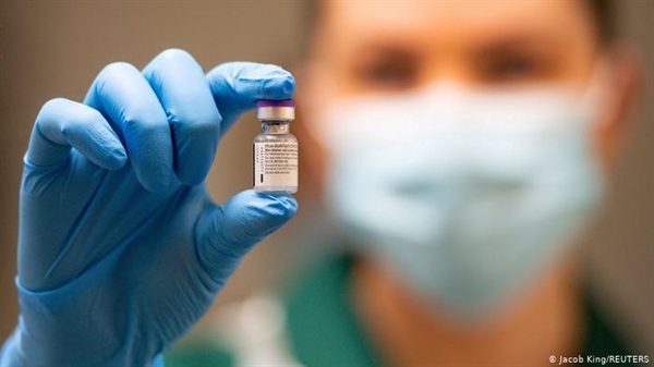Vaccine BioNTech-Pfizer lần đầu tiên được phê duyệt ở EU. Ảnh: Reuters.