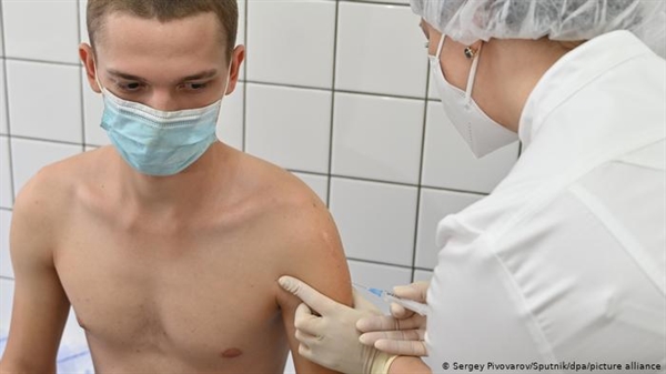 Đã có sự dè dặt đáng kể trên toàn thế giới về loại vaccine do Trung tâm Nghiên cứu Gamaleja ở Moscow phát triển vì chính phủ Nga đã cấp phép sử dụng khẩn cấp sau khi thử nghiệm giai đoạn II. Ảnh: Deutsche Welle.