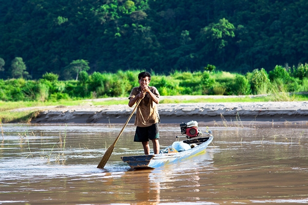 A Laotian fisherman is fishing with his under-water fishing net. ©Toun Xayvongsa/MRC
