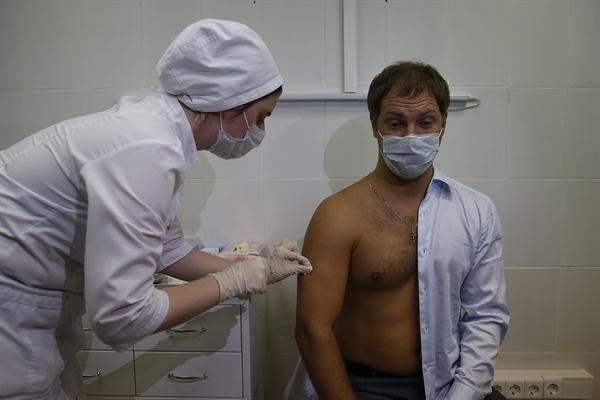Một bác sĩ tình nguyện quản lý phiên bản thử nghiệm của vaccine COVID-19 ở Moscow vào ngày 11.8.2020. Ảnh: FP.