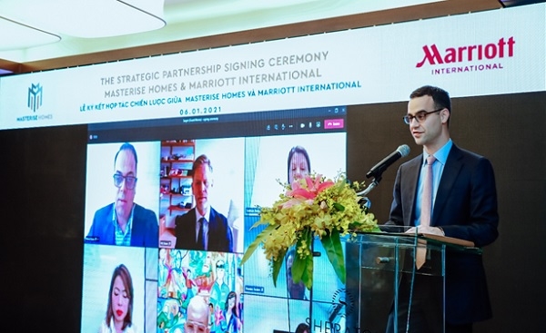 Ông Alexander Tatsis - Trưởng phòng Kinh tế, đại diện Lãnh Sự Quán Hoa Kỳ tại Việt Nam phát biểu tại lễ ký kết hợp tác giữa Masterise Homes & Marriott International .
