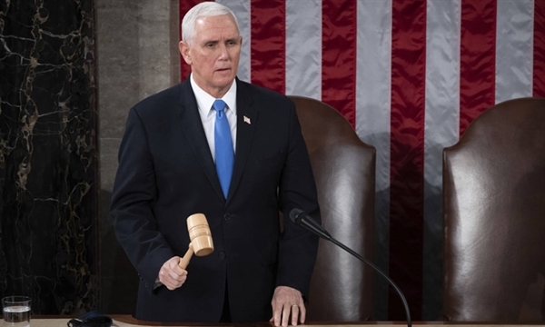 Phó tổng thống Mỹ Mike Pence tuyên bố kết thúc phiên họp lưỡng viện Quốc hội Mỹ chứng nhận chiến thắng của ông Joe Biden tại Điện Capitol hôm 6.1. Ảnh: Reuters.