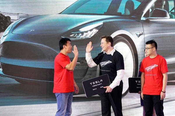 CEO Elon Musk chào chủ xe Model 3 ở Thượng Hải. Ảnh: Reuters.