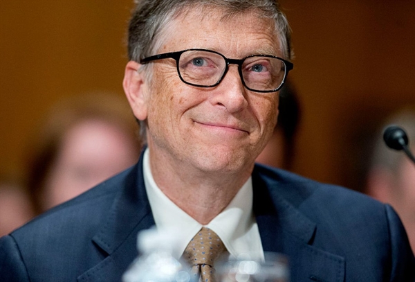 Tỉ phú Bill Gates nổi tiếng chia sẻ danh sách đọc của mình với nước Mỹ, và nó cũng bao gồm một danh sách đa dạng các cuốn sách không phải về lĩnh vực kinh doanh.  Ảnh: CNBC. 