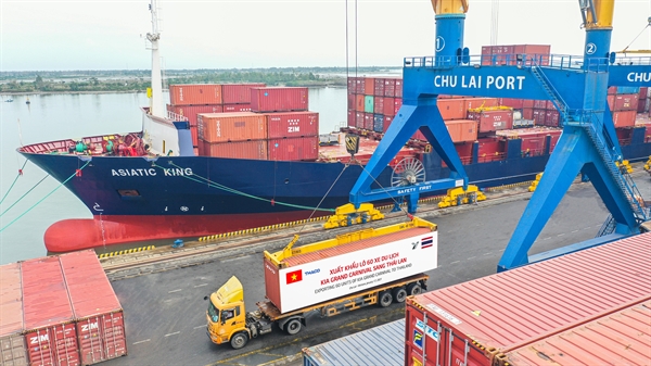 4. Container xe Kia Grand Carnival được đưa lên tàu chuẩn bị xuất khẩu sang Thái Lan.