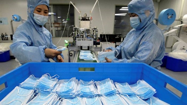 Một nhà máy sản xuất khẩu trang ở tỉnh Hà Bắc. Đại dịch đã bộc lộ một phần mức độ mà Trung Quốc là công xưởng của thế giới. Ảnh: AP.
