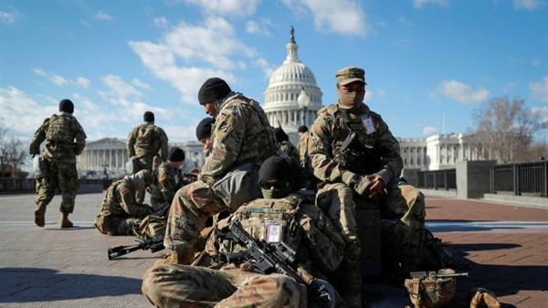 Lực lượng Vệ binh Quốc gia tập trung trước Điện Capitol của Mỹ trước Lễ nhậm chức của tổng thống đắc cử Joe Biden ở Washington. Ảnh: Reuters.